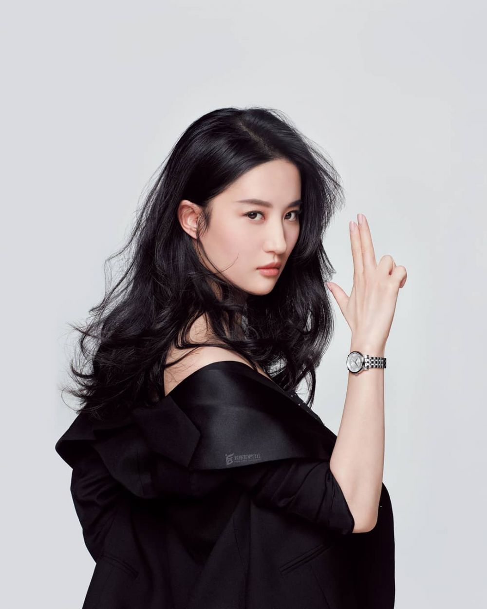 12 Pesona Liu Yifei, pemeran film Mulan yang bikin susah kedip
