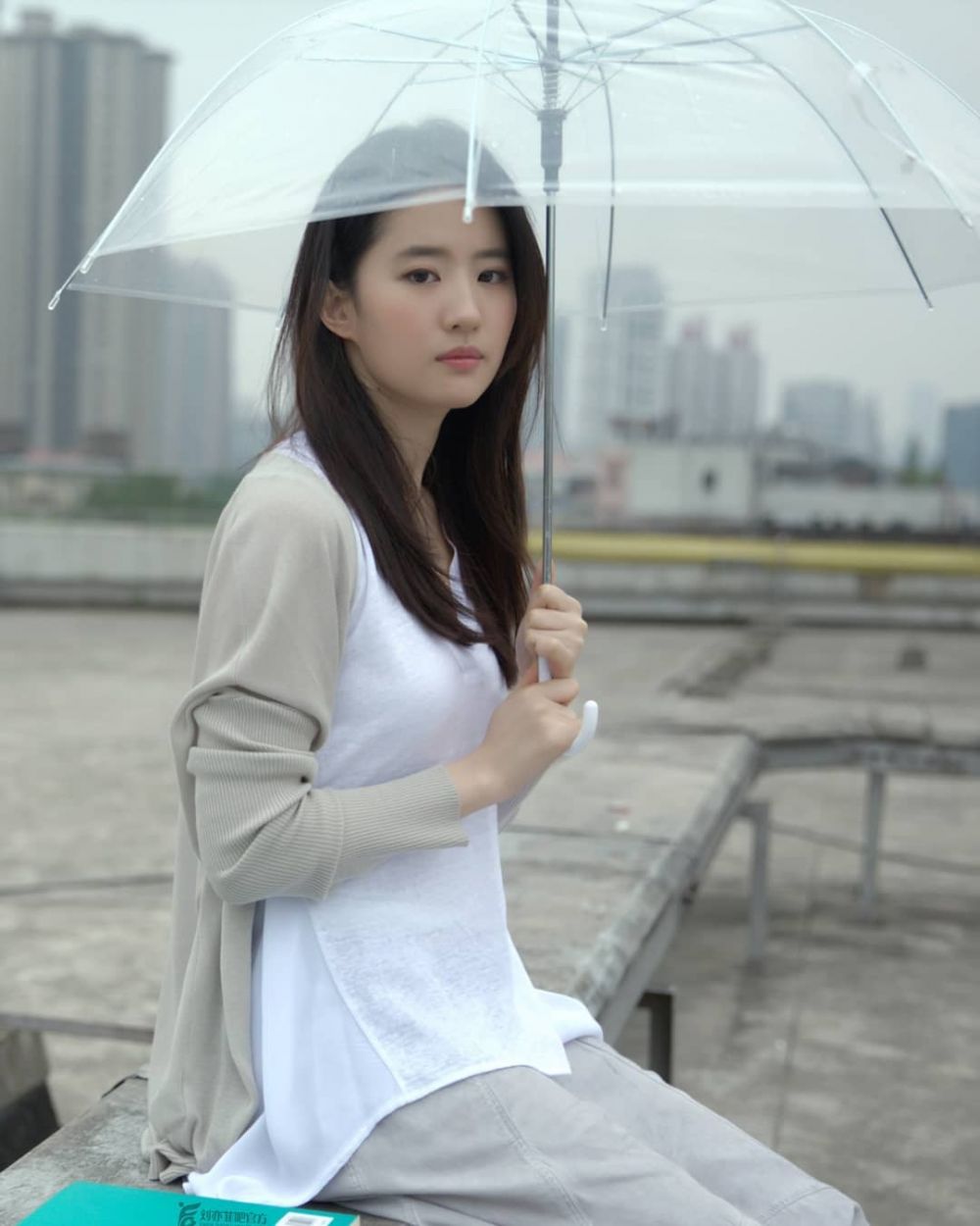 12 Pesona Liu Yifei, pemeran film Mulan yang bikin susah kedip