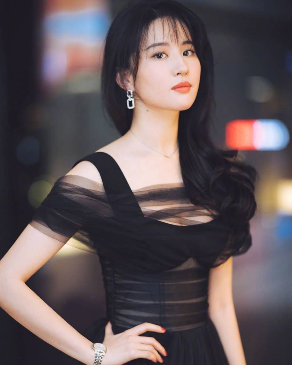 12 Pesona Liu Yifei, pemeran film Mulan yang bikin susah kedip