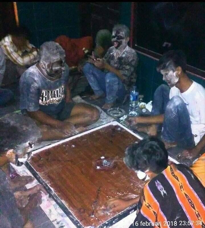 10 Kelakuan nggak jelas para cowok pas ngumpul, bikin tepuk jidat