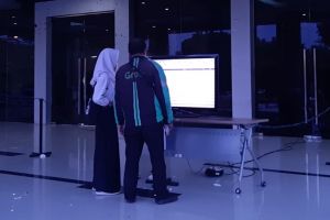 Potret driver ojek online temani anak lihat hasil SPMB, bikin haru