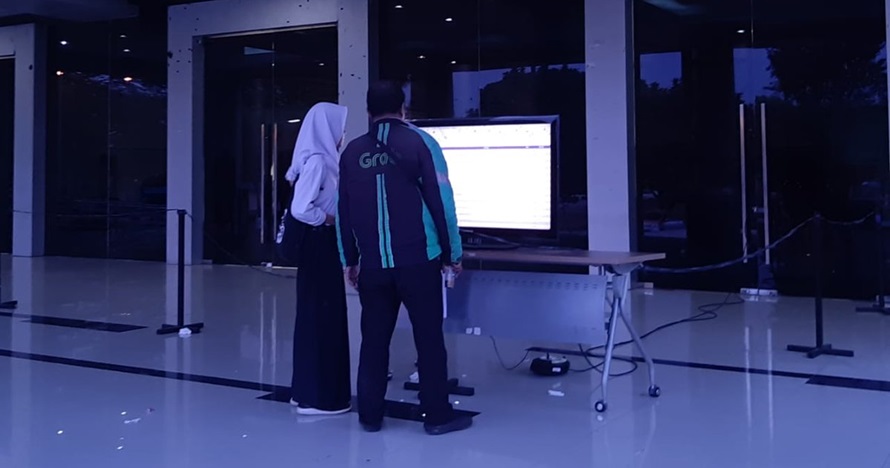 Potret driver ojek online temani anak lihat hasil SPMB, bikin haru