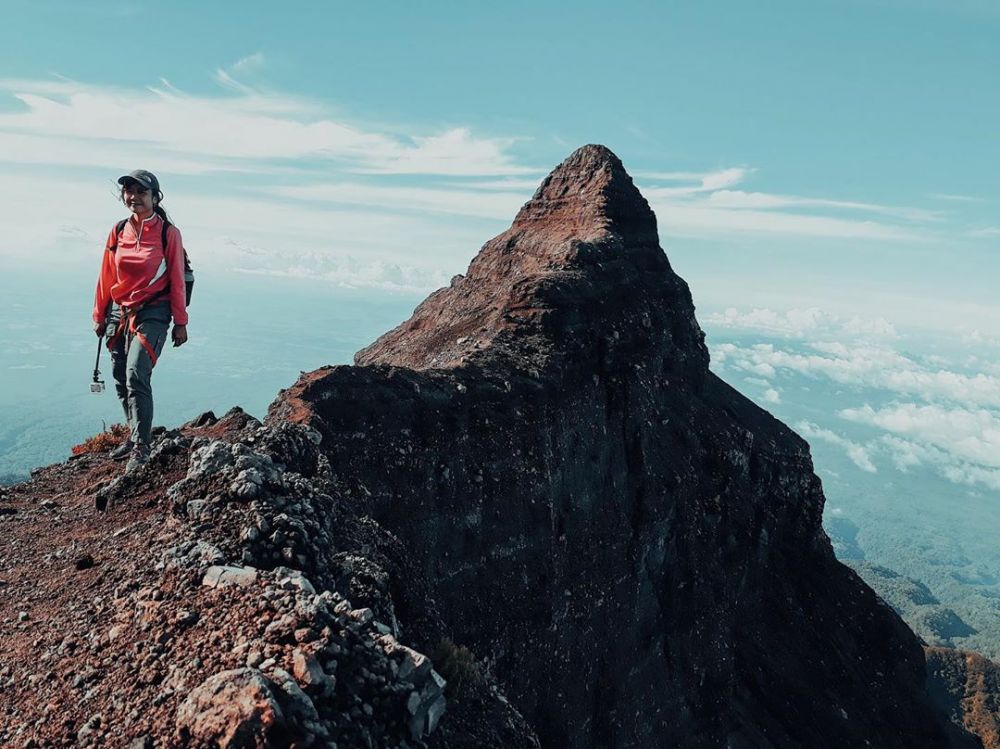 4 Jalur pendakian gunung di Indonesia dikenal paling ekstrem
