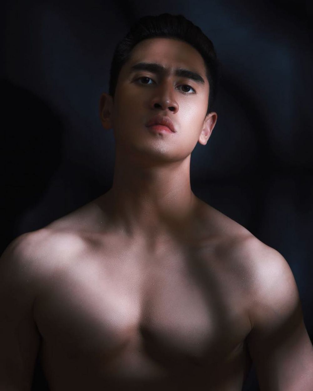 9 Potret Verrell Bramasta pamer otot kekar ini bikin gagal fokus