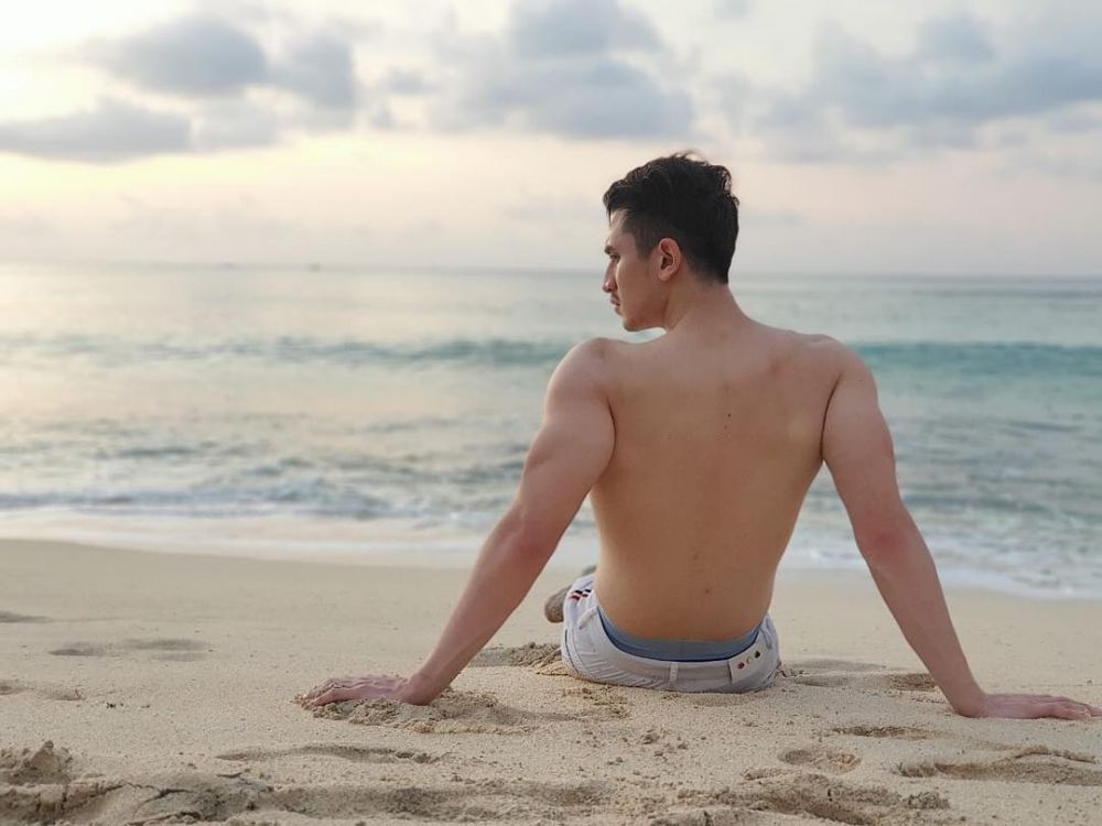 9 Potret Verrell Bramasta pamer otot kekar ini bikin gagal fokus