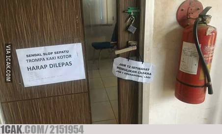 11 Peringatan lucu buat karyawan ini bikin mikir dua kali