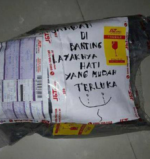 10 Gambar lucu peringatan di kotak paket ini bikin kurir terhibur