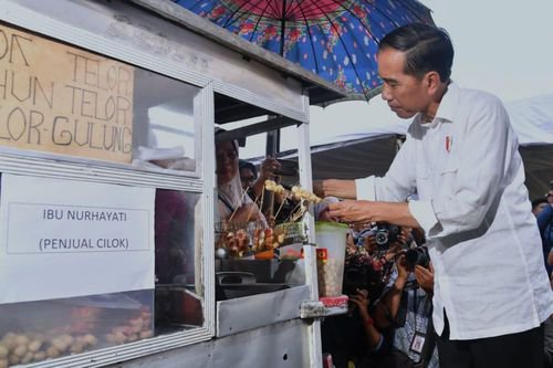 Momen 5 pejabat makan di kaki lima, Ridwan Kamil paling romantis