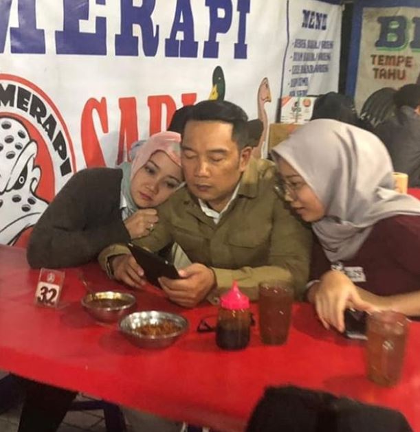 Momen 5 pejabat makan di kaki lima, Ridwan Kamil paling romantis