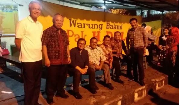Momen 5 pejabat makan di kaki lima, Ridwan Kamil paling romantis