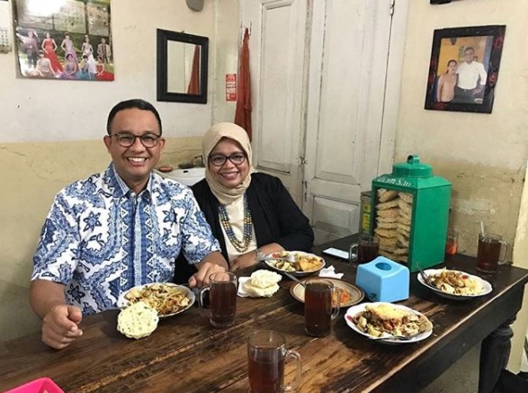 Momen 5 pejabat makan di kaki lima, Ridwan Kamil paling romantis