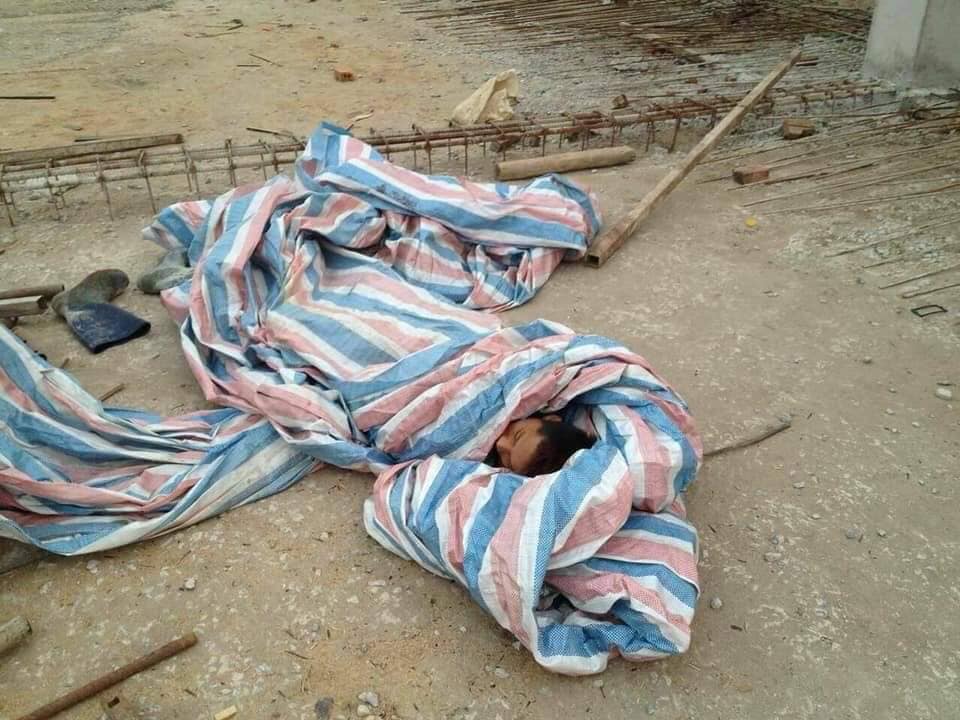 6 Foto pekerja tidur di tumpukan material, perjuangannya berat