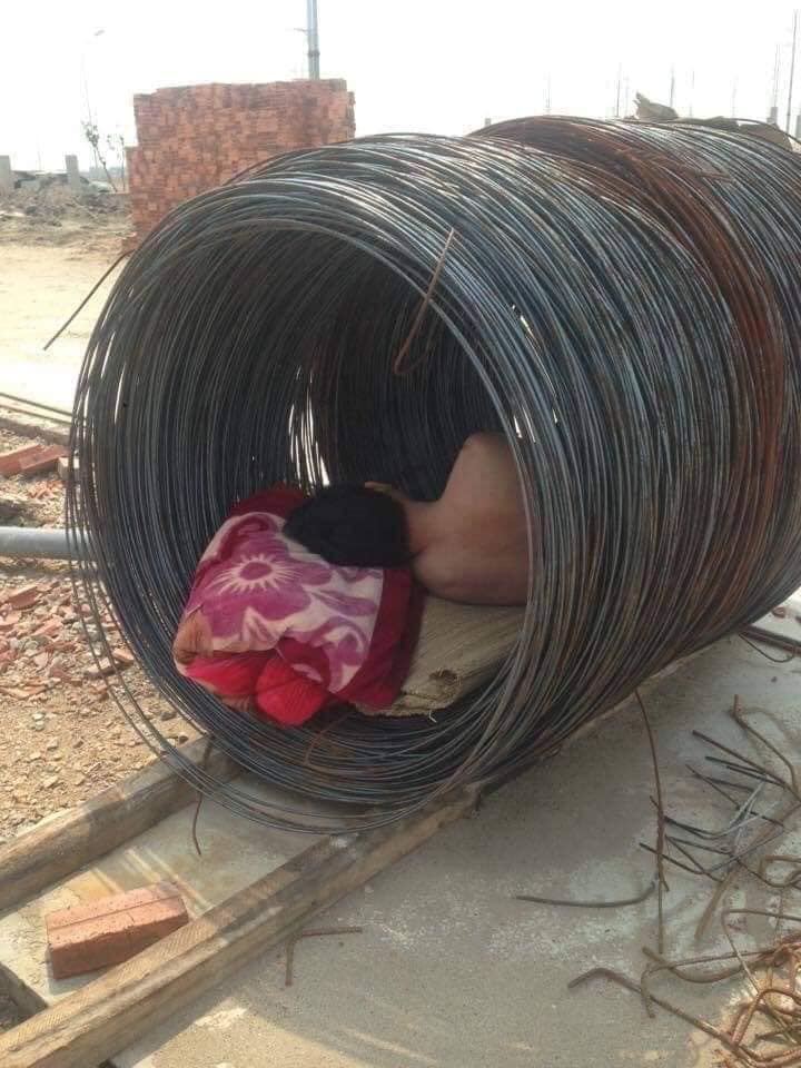 6 Foto pekerja tidur di tumpukan material, perjuangannya berat