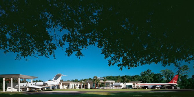 Seleb ini punya bandara pribadi, penampakannya bikin melongo