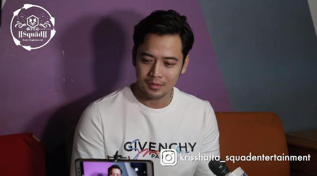 8 Potret perdana Kriss Hatta di televisi usai vonis bebas, kurusan