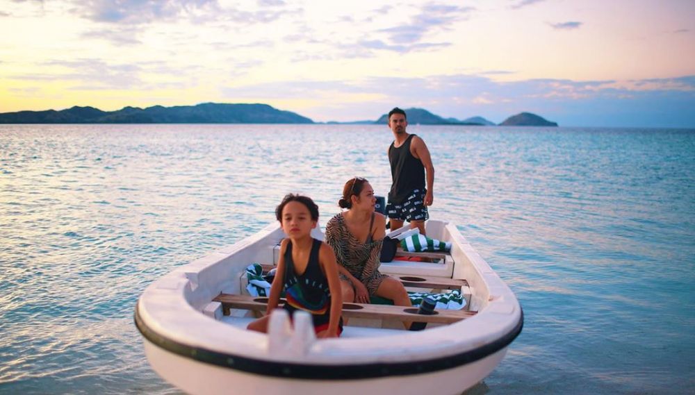 10 Potret liburan keluarga BCL di Pulau Komodo, gaya jadi sorotan