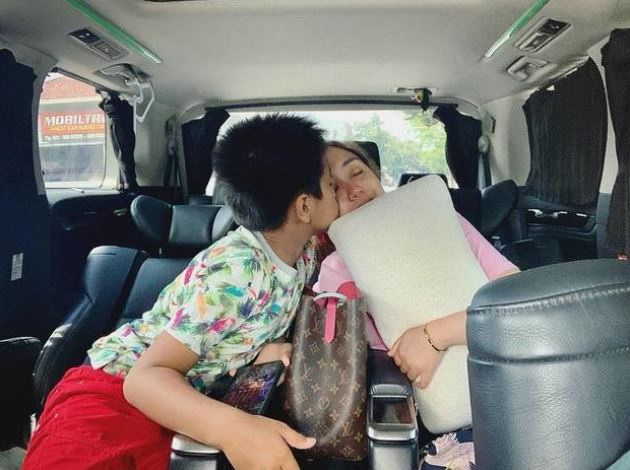 10 Momen kedekatan Salmafina dengan sang adik, so sweet abis!