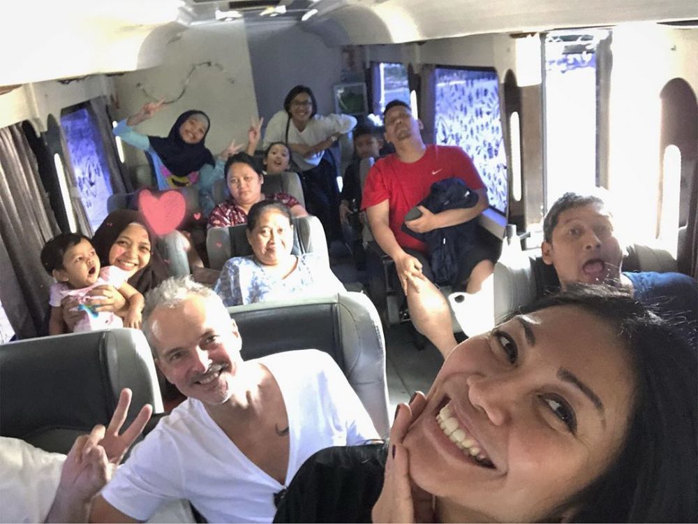 Tampil sederhana, ini momen Anggun C Sasmi pulang kampung ke Cilacap