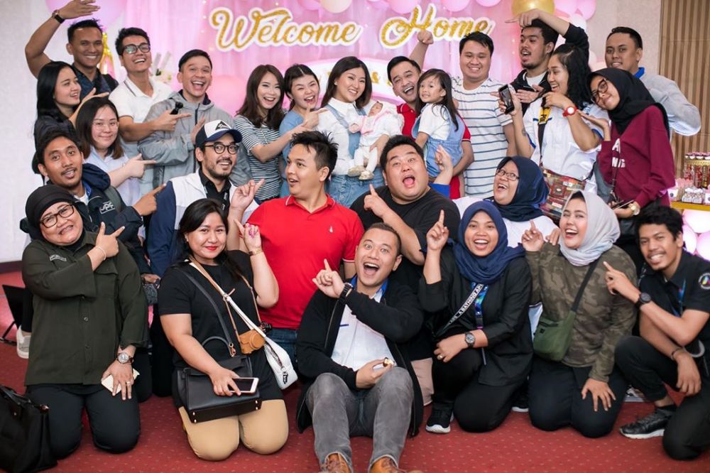 8 Momen penyambutan Sarwendah pulang ke Indonesia, serba pink