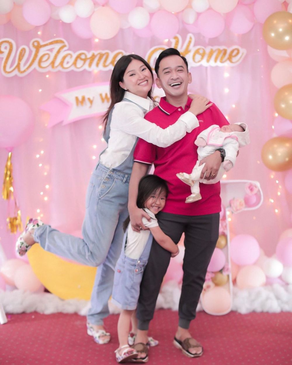 8 Momen penyambutan Sarwendah pulang ke Indonesia, serba pink