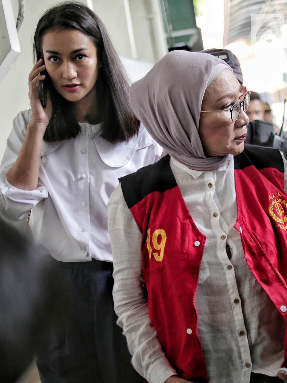 4 Dukungan Atiqah Hasiholan untuk Ratna Sarumpaet, bukti bakti anak