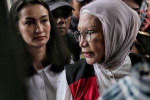 4 Dukungan Atiqah Hasiholan untuk Ratna Sarumpaet, bukti bakti anak