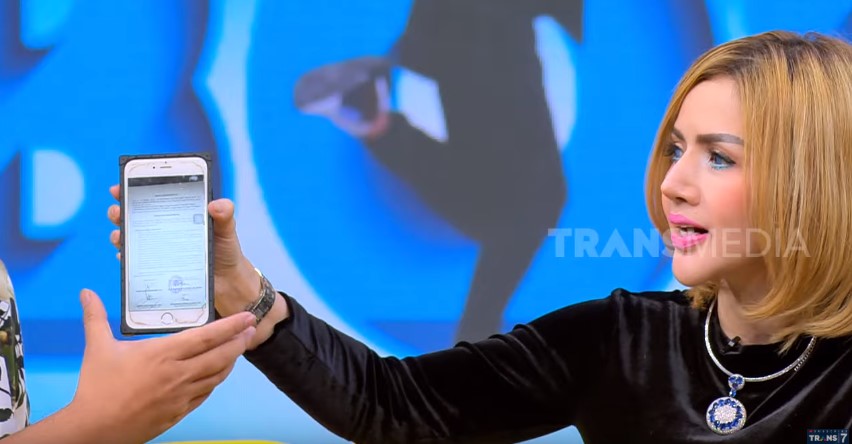 Pamer berlian, ponsel Barbie Kumalasari malah bikin salah fokus