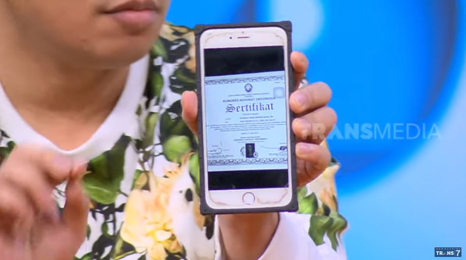 Pamer berlian, ponsel Barbie Kumalasari malah bikin salah fokus