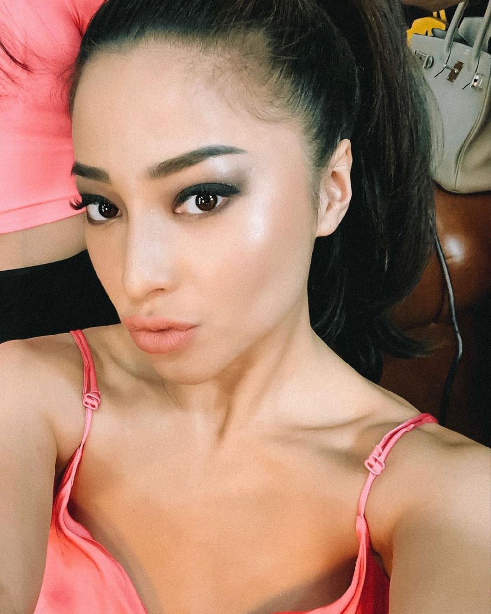 10 Potret Nikita Willy bermakeup tebal, disebut mirip Kim Kardashian