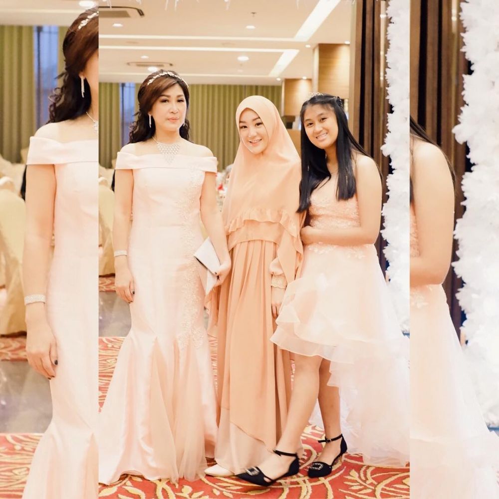 8 Potret kedekatan Larissa Chou dan sang ibu yang beda agama