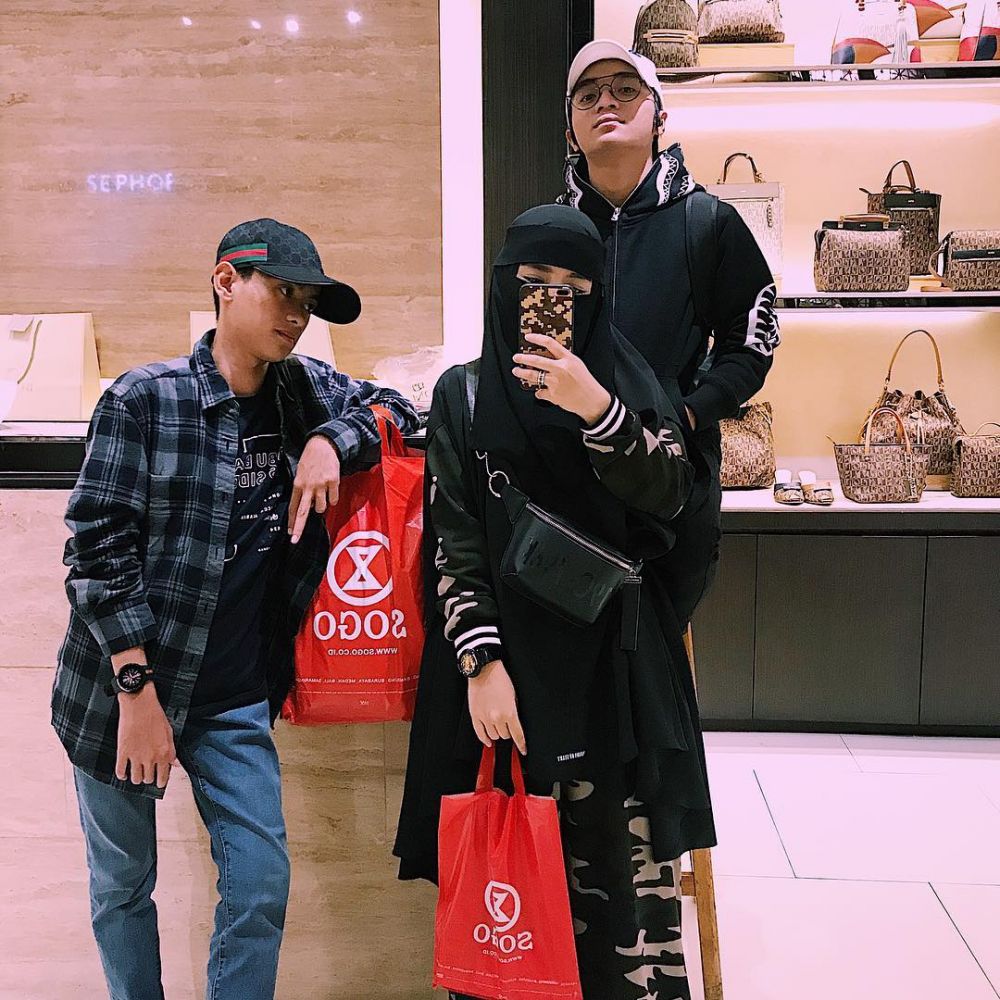 8 Momen kedekatan Taqy Malik dan adiknya, dikira suami istri