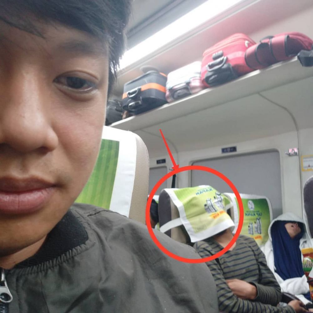 8 Momen absurd orang Indonesia saat naik angkutan umum, kocak!