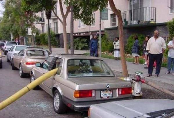 8 Kejadian apes saat parkir mobil, pengen ketawa tapi kasihan