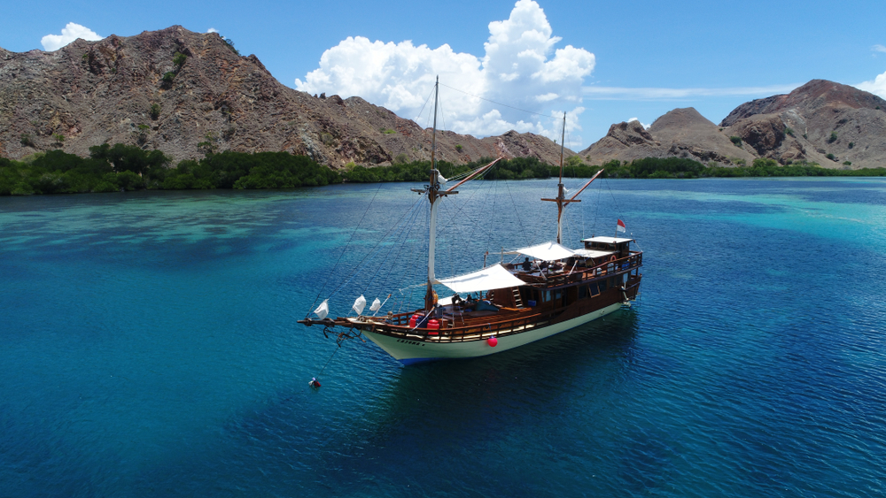 Sensasi tinggal di atas kapal jelajahi 6 spot eksotis Labuan Bajo