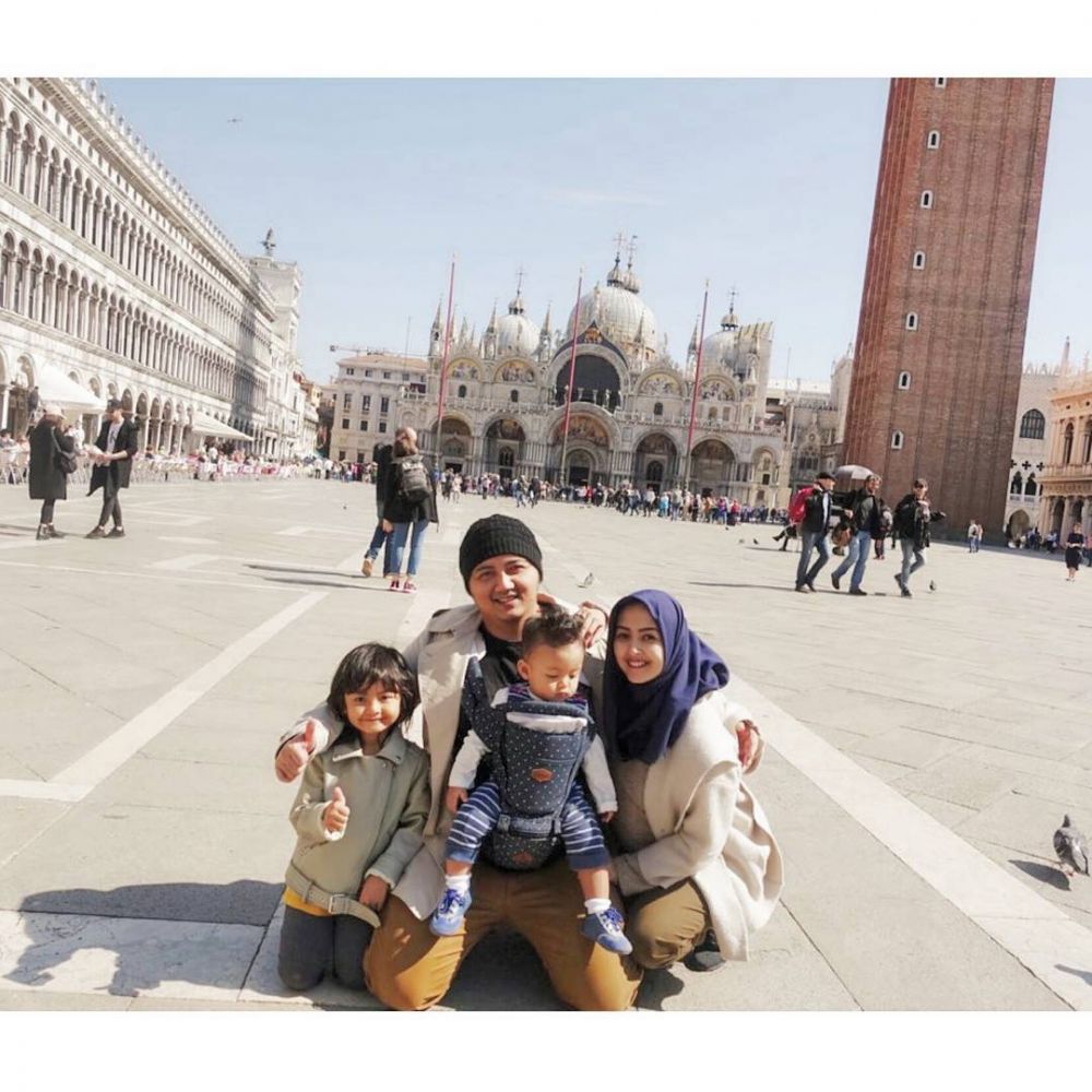 Tak aktif di dunia hiburan, intip 10 potret Lia Ananta & keluarga