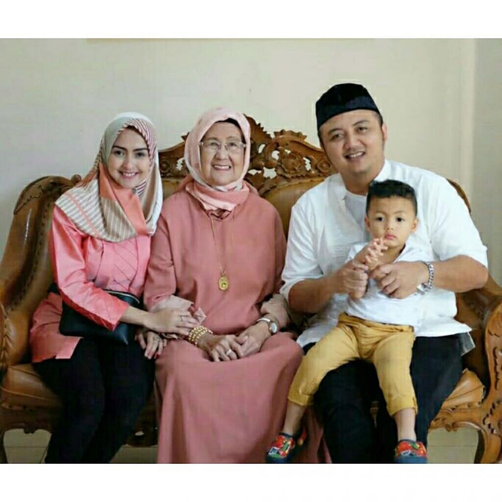 Tak aktif di dunia hiburan, intip 10 potret Lia Ananta & keluarga