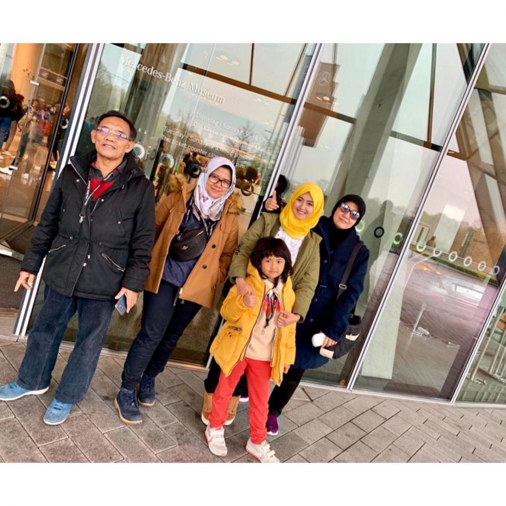 Tak aktif di dunia hiburan, intip 10 potret Lia Ananta & keluarga