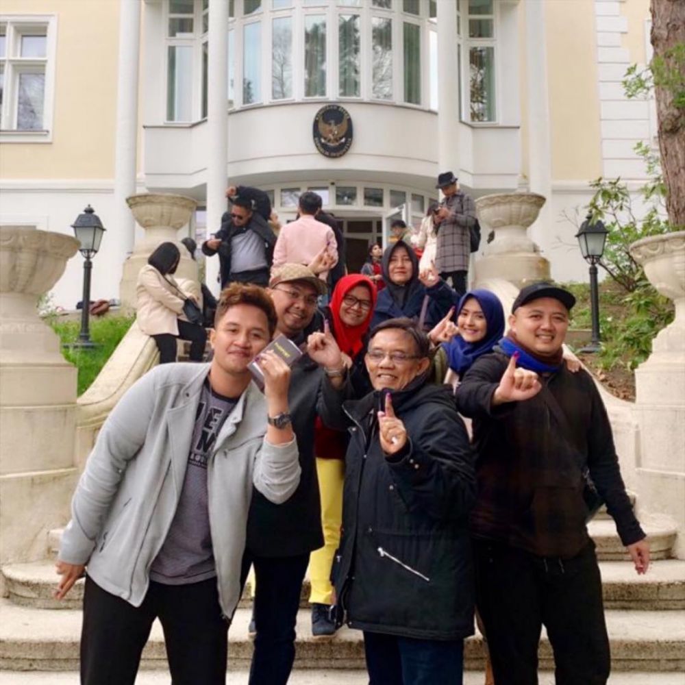 Tak aktif di dunia hiburan, intip 10 potret Lia Ananta & keluarga