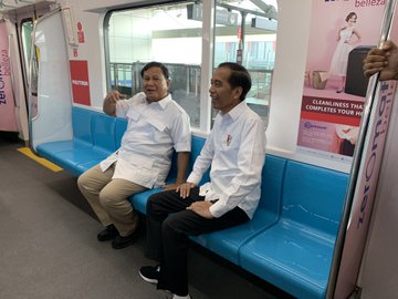 Potret Jokowi dan Prabowo bertemu di MRT, banyak yang bersyukur