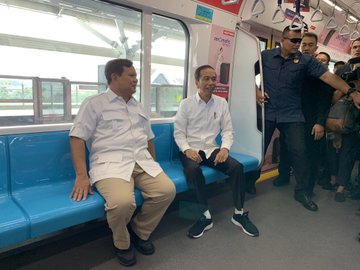 Potret Jokowi dan Prabowo bertemu di MRT, banyak yang bersyukur