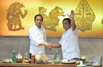 Momen Jokowi & Prabowo makan sate bersama di Senayan FX Sudirman
