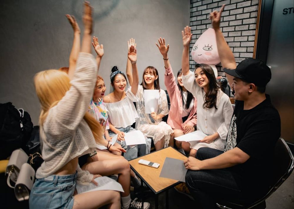 Bintangi klip Idol K-Pop, ini 8 aksi Chelsea Olivia & Glenn Alinskie