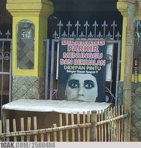 10 Peringatan dilarang parkir di depan rumah ini absurd abis