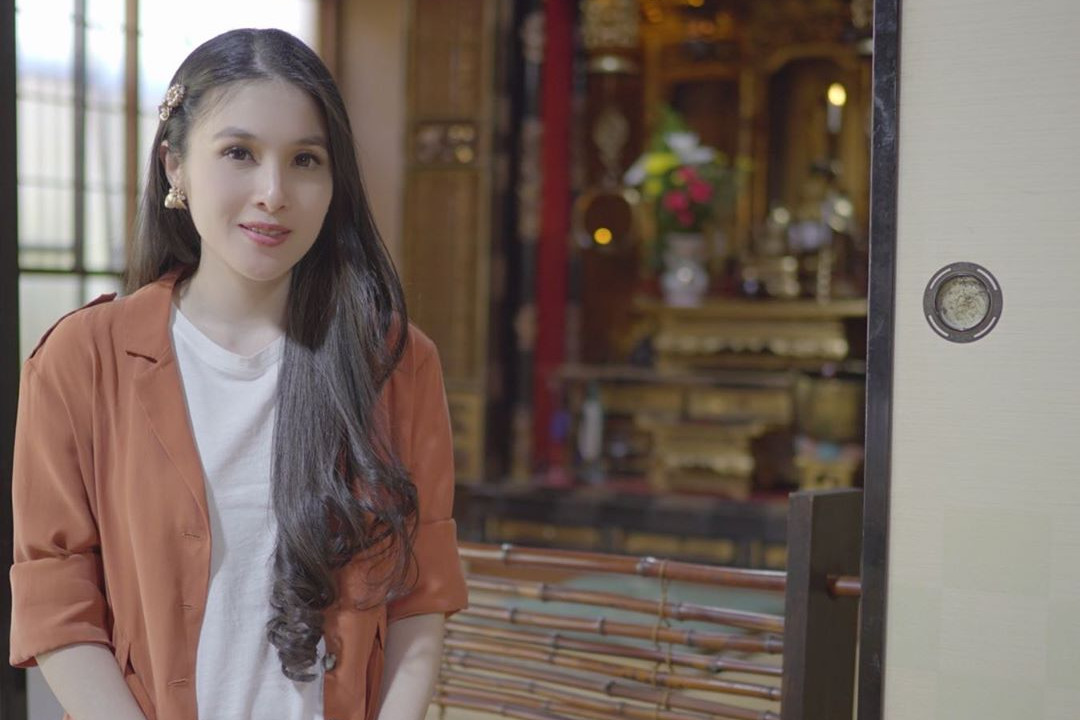 Tips padu padan menggunakan perhiasan emas ala Sandra Dewi