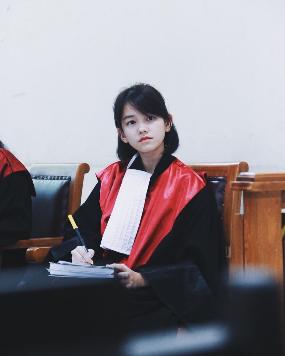 10 Pesona Leanna Leonardo, 'hakim' cantik yang fotonya viral