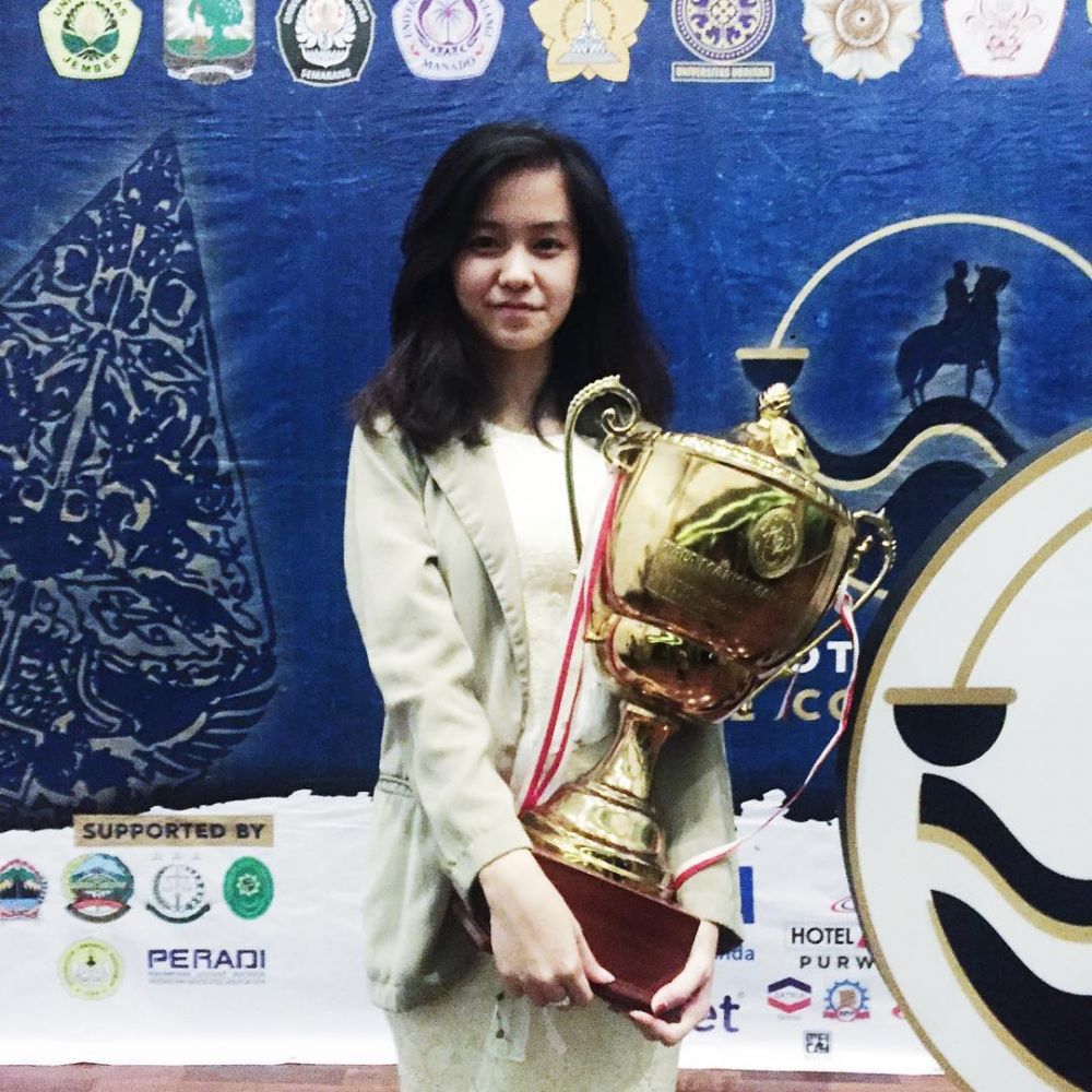 10 Pesona Leanna Leonardo, 'hakim' cantik yang fotonya viral