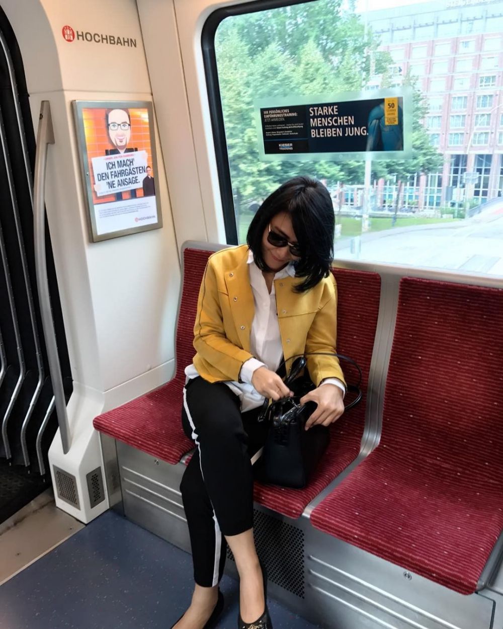 10 Pesona Sandhyca Putrie, ajudan cantik Iriana Jokowi