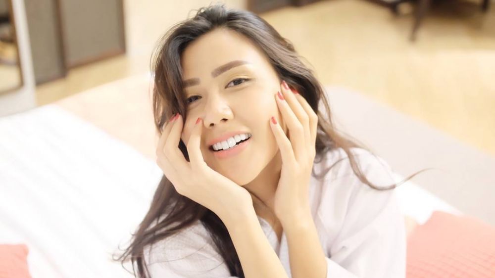 Biasa tampil cetar, begini 7 potret Rey Utami tanpa makeup