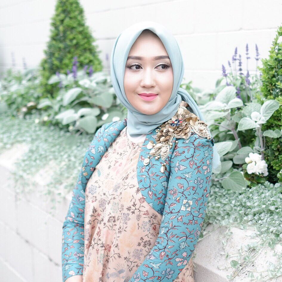 15 Inspirasi padu padan batik dengan hijab, simpel dan elegan