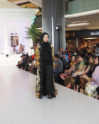 15 Inspirasi padu padan batik dengan hijab, simpel dan elegan